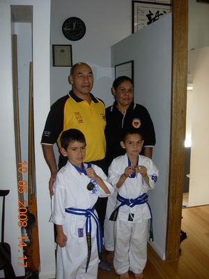 picture - Mark Weinberg and Melissa Exton with the students.jpg